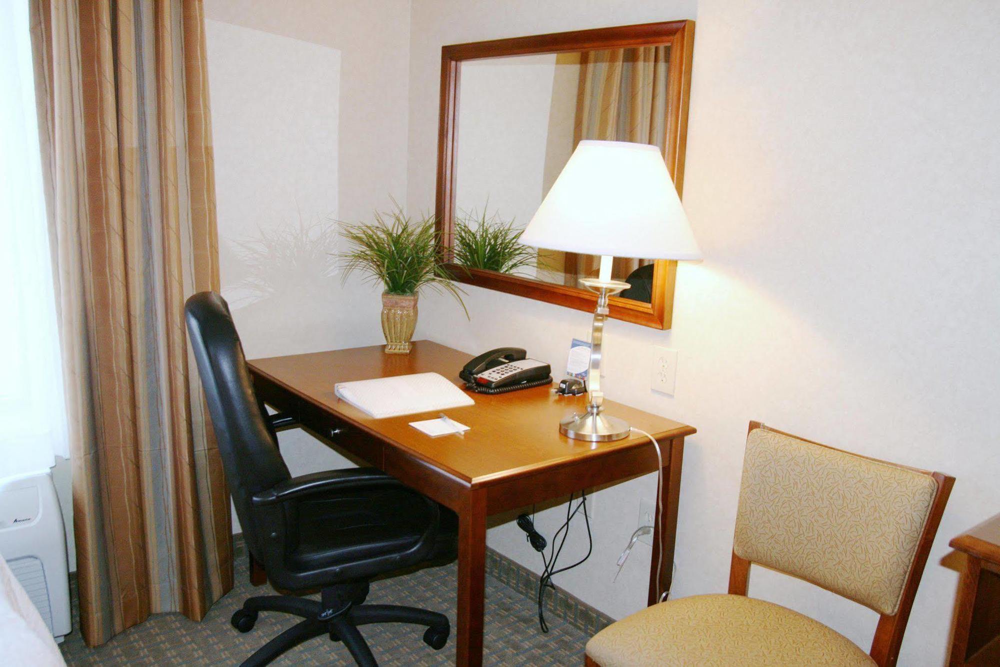 Hampton Inn Greenfield Room photo